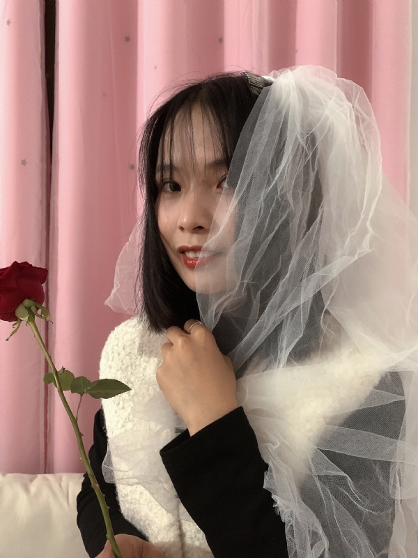 持紫菜包饭的女孩的第一张照片--新乡相亲服务中心