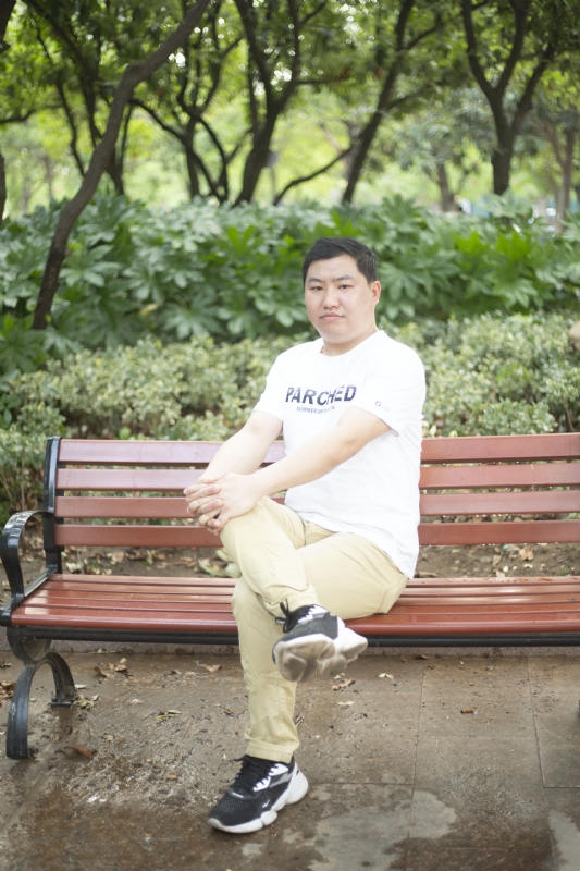 抱着鱼睡觉的猫的第一张照片--新乡相亲服务中心